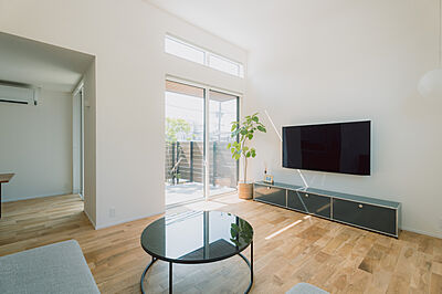 シンプルモダンスタイルのリビング ディー・アンド・エイチ株式会社の事例画像