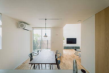 ディー・アンド・エイチ株式会社の施工事例「【家事動線/高天井/収納】ゆとりあるリビングでのびやかな暮らし」の画像2