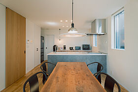 ディー・アンド・エイチ株式会社の施工事例「【家事動線/高天井/収納】ゆとりあるリビングでのびやかな暮らし」の画像3