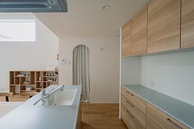 ディー・アンド・エイチ株式会社の施工事例「【平屋/勾配天井/木目調】木目調で統一感のあるコンパクトな平屋」の画像2