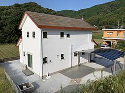 株式会社心笑の施工事例「景観に溶け込むマルチカラーの天然石屋根が他にない柔らかさと遊び心を奏でた住宅」の画像