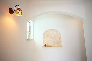 株式会社心笑の施工事例「景観に溶け込むマルチカラーの天然石屋根が他にない柔らかさと遊び心を奏でた住宅」の画像2