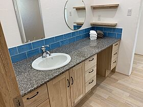 株式会社心笑の施工事例「景観に溶け込むマルチカラーの天然石屋根が他にない柔らかさと遊び心を奏でた住宅」の画像5