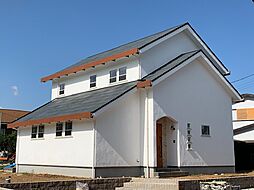 株式会社心笑の施工事例「真っ白な漆喰の壁と天然石屋根がかわいい収納上手な家」の画像