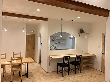 株式会社心笑の施工事例「真っ白な漆喰の壁と天然石屋根がかわいい収納上手な家」の画像1