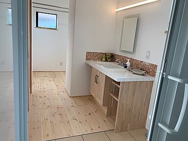 株式会社心笑の施工事例「真っ白な漆喰の壁と天然石屋根がかわいい収納上手な家」の画像3