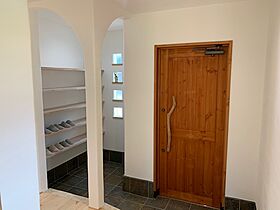 株式会社心笑の施工事例「真っ白な漆喰の壁と天然石屋根がかわいい収納上手な家」の画像4