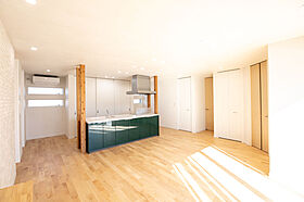 株式会社SAMATAの施工事例「自然素材をふんだんに使った、アイランドキッチンのあるナチュラルモダンの家」の画像2