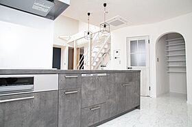 株式会社SAMATAの施工事例「大きな収納スペースを確保した、すっきり暮らすカフェ風の住まい」の画像2