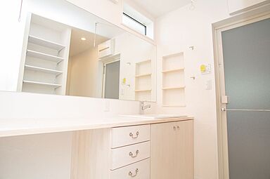 株式会社SAMATAの施工事例「大きな収納スペースを確保した、すっきり暮らすカフェ風の住まい」の画像3