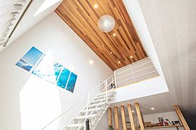 株式会社SAMATAの施工事例「白い外観が美しい、自然素材をふんだんに使用したデザイナーズ住宅」のメイン画像