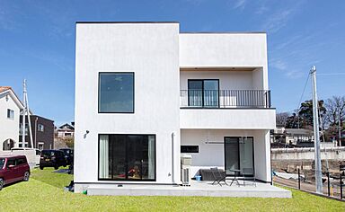 株式会社SAMATAの施工事例「白い外観が美しい、自然素材をふんだんに使用したデザイナーズ住宅」の画像1