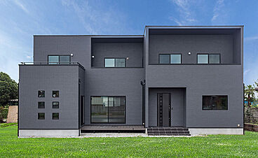 株式会社SAMATAの施工事例「約30畳の広々LDK。耐久性と美しさを兼ね備えた住まい」の画像