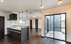 株式会社SAMATAの施工事例「約30畳の広々LDK。耐久性と美しさを兼ね備えた住まい」の画像1