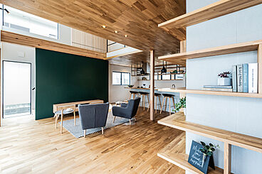 株式会社SAMATAの施工事例「テラスデッキが内と外をゆるやかにつなぐ。心地よい時間が流れるカフェスタイル」の画像