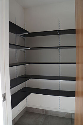 株式会社SAMATAの施工事例「シックな雰囲気に遊び心を取り入れたシンプルモダンな住まい」の画像4