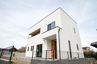 株式会社SAMATAの施工事例「非日常感と暮らしやすさを両立。リゾートテイストの白いおうち」の画像