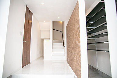 株式会社SAMATAの施工事例「非日常感と暮らしやすさを両立。リゾートテイストの白いおうち」の画像2