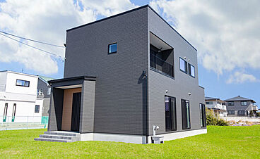 株式会社SAMATAの施工事例「ダークカラーで統一された外観の家事ラクな家」の画像