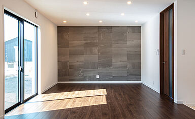 株式会社SAMATAの施工事例「ダークカラーで統一された外観の家事ラクな家」の画像1