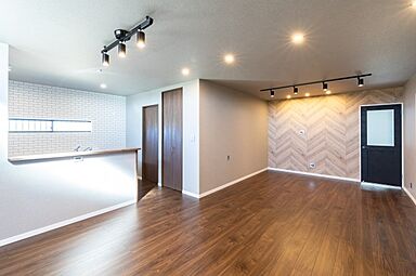 株式会社SAMATAの施工事例「グレーの壁紙をメインにしたインテリアの映えるオシャレな家」の画像2