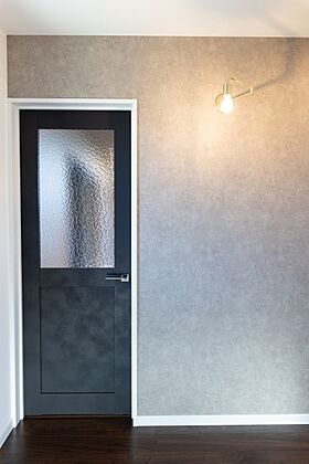 株式会社SAMATAの施工事例「グレーの壁紙をメインにしたインテリアの映えるオシャレな家」の画像3