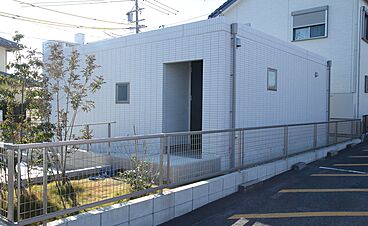 トヨタT&S建設株式会社 名古屋支社の施工事例「全面タイル打ち込みのコンクリート平屋の家」の画像