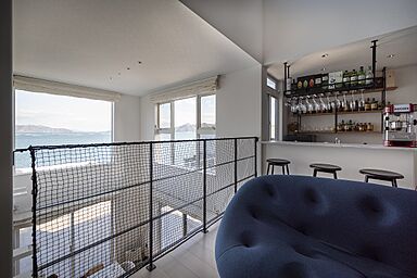 アイデザインホーム株式会社 広島支店の施工事例「ワインセラーとビルトインガレージを備えた 海が一望できるセカンドハウス」の画像9