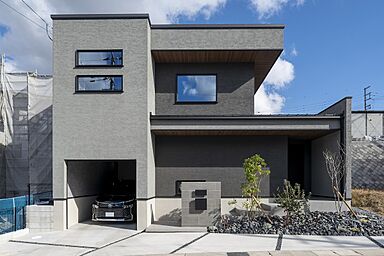 アイデザインホーム株式会社 広島支店の施工事例「水盤のある中庭とビルトインガレージのあるホテルライクな家」の画像1