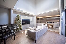 アイデザインホーム株式会社 広島支店の施工事例「水盤のある中庭とビルトインガレージのあるホテルライクな家」の画像2