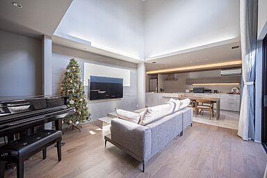 アイデザインホーム株式会社 広島支店の施工事例「水盤のある中庭とビルトインガレージのあるホテルライクな家」の画像2