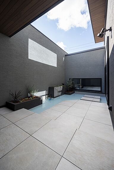 アイデザインホーム株式会社 広島支店の施工事例「水盤のある中庭とビルトインガレージのあるホテルライクな家」の画像4