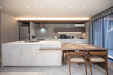 アイデザインホーム株式会社 広島支店の施工事例「水盤のある中庭とビルトインガレージのあるホテルライクな家」の画像5