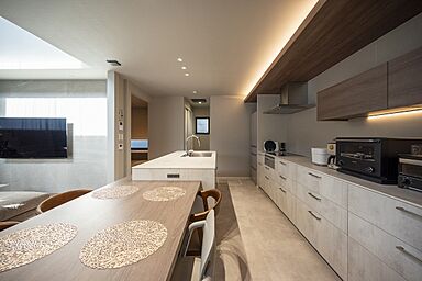 アイデザインホーム株式会社 広島支店の施工事例「水盤のある中庭とビルトインガレージのあるホテルライクな家」の画像6