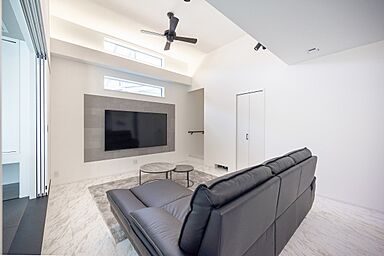 アイデザインホーム株式会社 広島支店の施工事例「セカンドリビングとシアタールームのあるホテルライクな家」の画像1