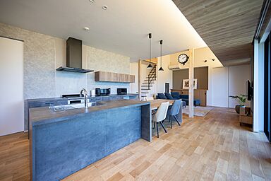 アイデザインホーム株式会社 広島支店の施工事例「家族が自然に集うリビングとビルトインガレージのある平屋」の画像2