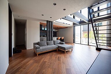 アイデザインホーム株式会社 山陽支社 福山支店の施工事例「28帖の広々LDKと大きな吹抜けで開放感抜群の家」の画像1