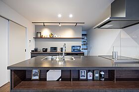 SKIP&カフェデザイン アイデザインホームの施工事例「アクアリウムと吹抜のある明るい玄関で迎える家」の画像4