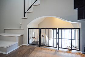 SKIP&カフェデザイン アイデザインホームの施工事例「水盤のある中庭とビルトインガレージのあるホテルライクな家」の画像8