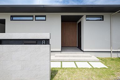 SKIP&カフェデザイン アイデザインホームの施工事例「庭の緑を望む 暮らしやすい回遊動線とビルトインガレージのある平屋」の画像2