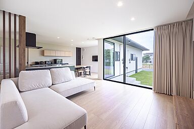 SKIP&カフェデザイン アイデザインホームの施工事例「庭の緑を望む 暮らしやすい回遊動線とビルトインガレージのある平屋」の画像3