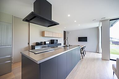 SKIP&カフェデザイン アイデザインホームの施工事例「庭の緑を望む 暮らしやすい回遊動線とビルトインガレージのある平屋」の画像4