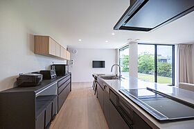 SKIP&カフェデザイン アイデザインホームの施工事例「庭の緑を望む 暮らしやすい回遊動線とビルトインガレージのある平屋」の画像5