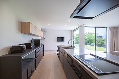 SKIP&カフェデザイン アイデザインホームの施工事例「庭の緑を望む 暮らしやすい回遊動線とビルトインガレージのある平屋」の画像5