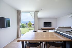 SKIP&カフェデザイン アイデザインホームの施工事例「庭の緑を望む 暮らしやすい回遊動線とビルトインガレージのある平屋」の画像6