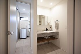 SKIP&カフェデザイン アイデザインホームの施工事例「庭の緑を望む 暮らしやすい回遊動線とビルトインガレージのある平屋」の画像7