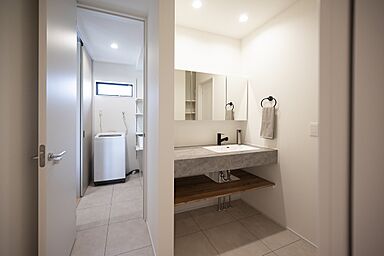 SKIP&カフェデザイン アイデザインホームの施工事例「庭の緑を望む 暮らしやすい回遊動線とビルトインガレージのある平屋」の画像7