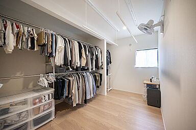 SKIP&カフェデザイン アイデザインホームの施工事例「庭の緑を望む 暮らしやすい回遊動線とビルトインガレージのある平屋」の画像8