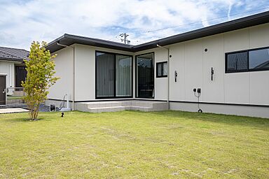 SKIP&カフェデザイン アイデザインホームの施工事例「庭の緑を望む 暮らしやすい回遊動線とビルトインガレージのある平屋」の画像9