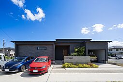 株式会社アニバーサリーホームの施工事例「家族が自然に集うリビングとビルトインガレージのある平屋」の画像